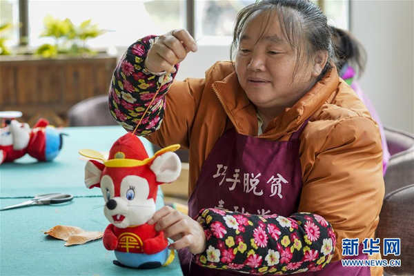 Handicraft Workshops Lift Women out of Poverty