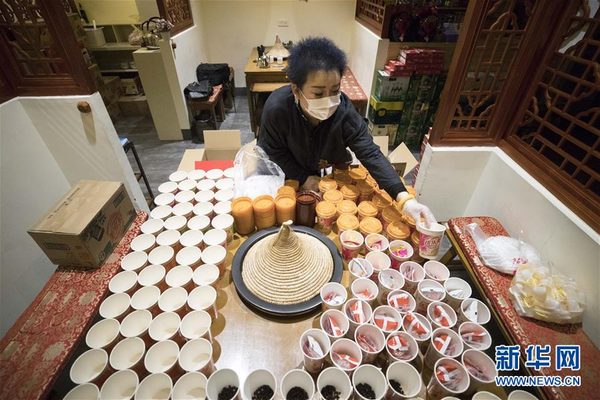 Volunteer Provides Milk Tea, Back up Anti-Epidemic Workers in NE China