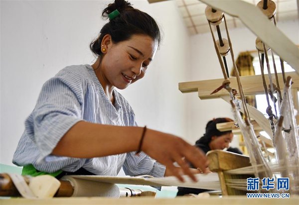 Tibetan Traditional Crafts Cooperative Increases Villagers' Incomes