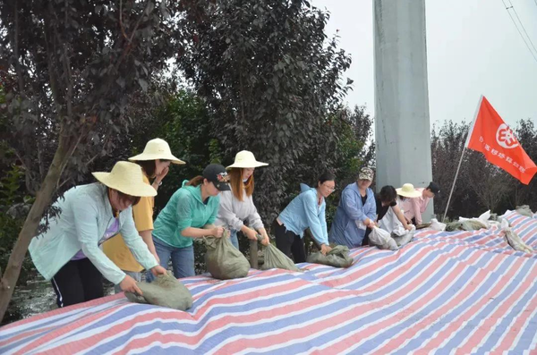 Women's Federations Join Flood Control Operations in C China's Hubei Province