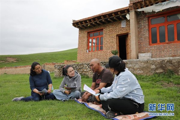 Grassroots Official Helps Lift Tibetan Herdsmen out of Poverty