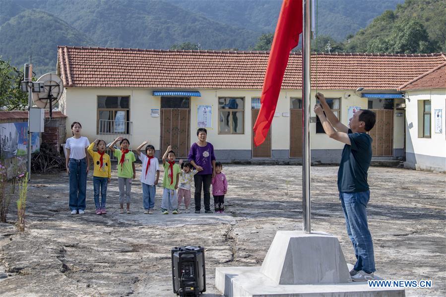 Young Village Teacher Hopes to Help Children Get out of Mountains