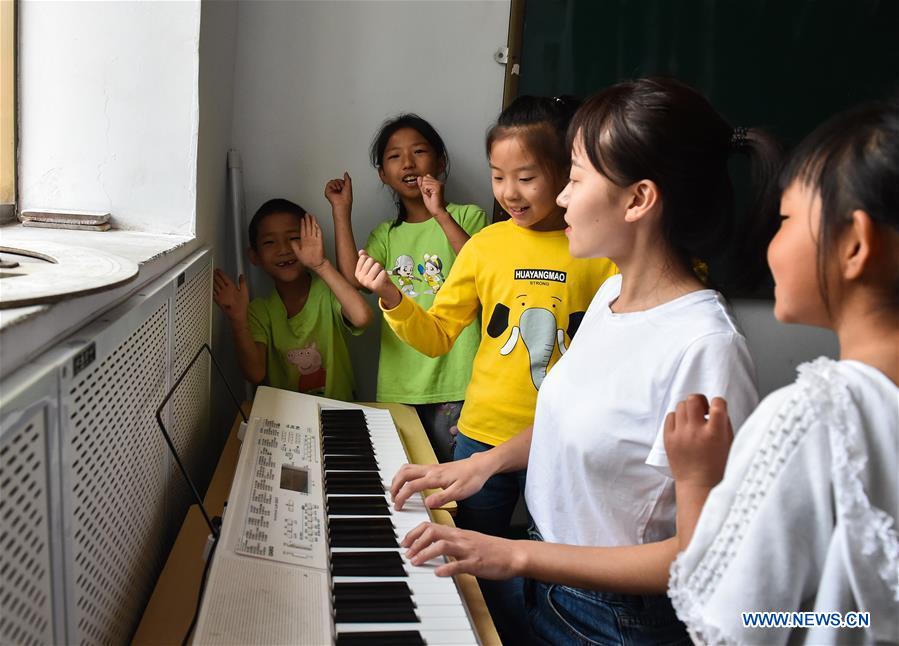 Young Village Teacher Hopes to Help Children Get out of Mountains