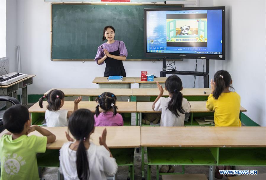 Young Village Teacher Hopes to Help Children Get out of Mountains