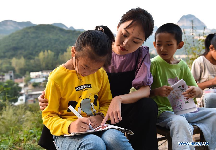 Young Village Teacher Hopes to Help Children Get out of Mountains