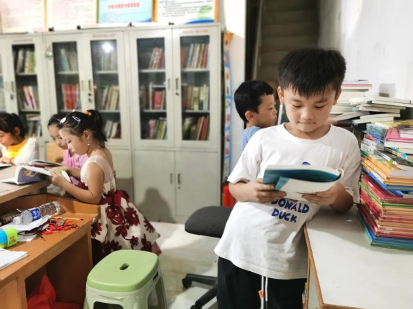 Li Cuili: Promoting Rural Reading, Making Glimmer Sparkle and Shine