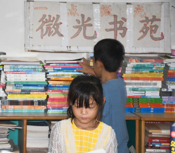 Li Cuili: Promoting Rural Reading, Making Glimmer Sparkle and Shine