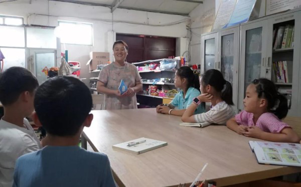 Li Cuili: Promoting Rural Reading, Making Glimmer Sparkle and Shine