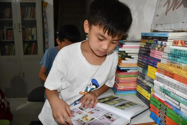 Li Cuili: Promoting Rural Reading, Making Glimmer Sparkle and Shine