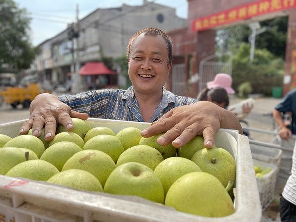 Young E-Commerce Entrepreneurs in E China's Anhui Province Help Local Fruit Growers Sell Products