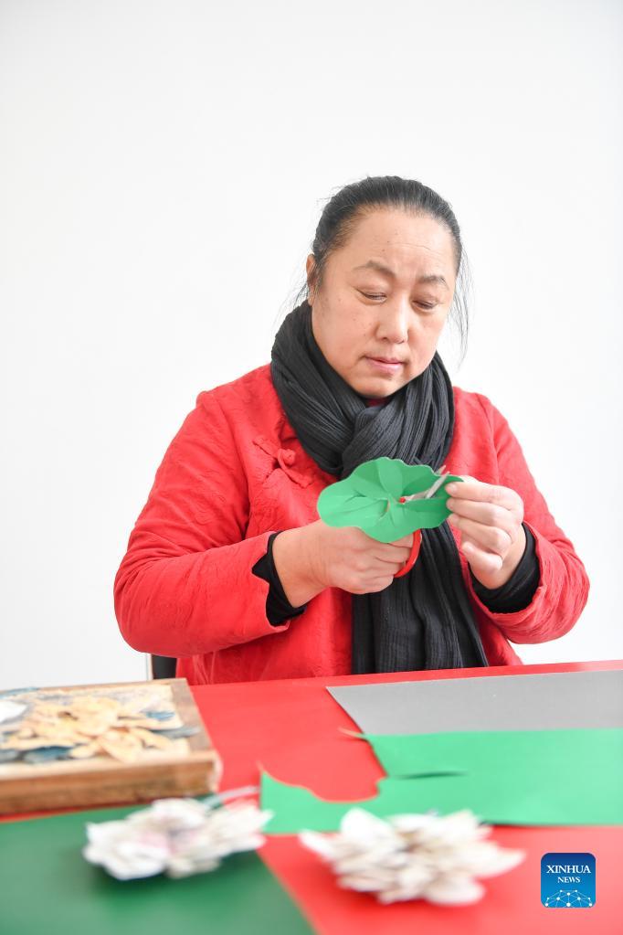 Folk Artist Tells Chinese Story by Paper Cutting