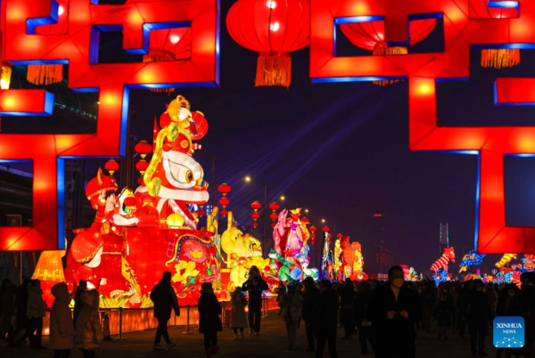 People Visit Lantern Show in Xinjiang