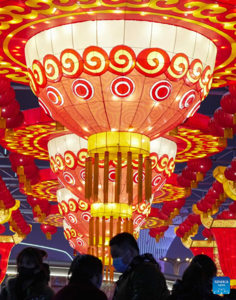 People Visit Lantern Show in Xinjiang