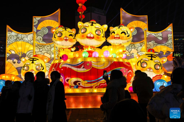 People Visit Lantern Show in Xinjiang