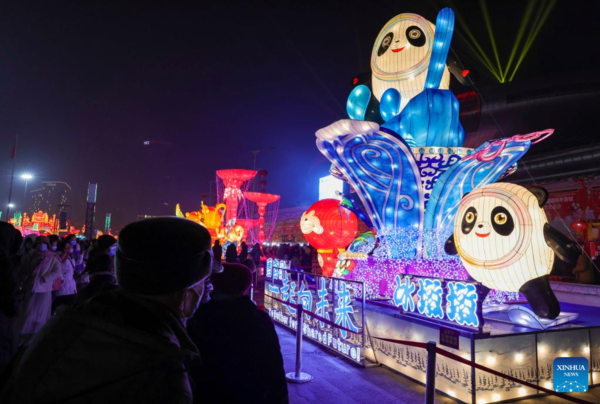 People Visit Lantern Show in Xinjiang
