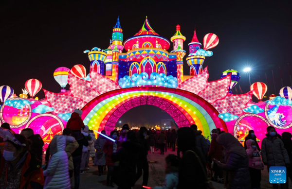 People Visit Lantern Show in Xinjiang