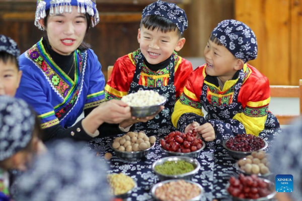 People Eat Laba Porridge to Greet Laba Festival