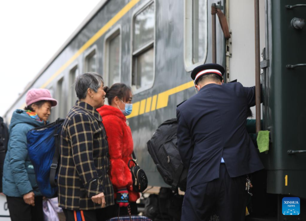 In Pics: Onboard Markets on 'Slow Trains'