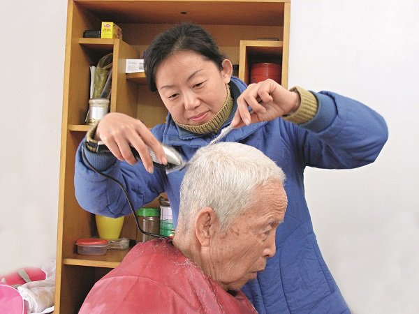 Volunteer Barber Provides Free Haircuts to Seniors