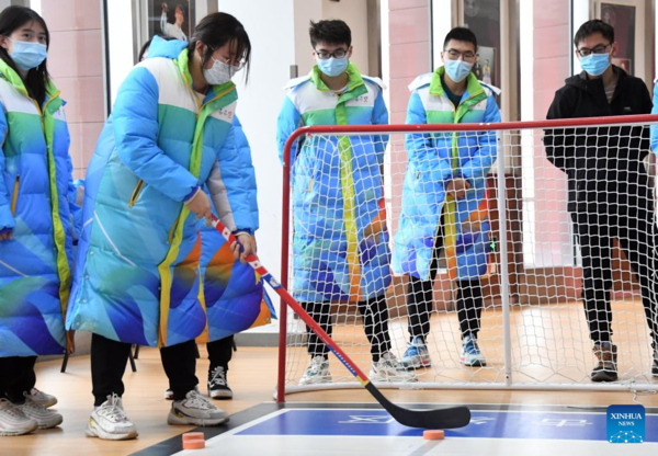 Volunteers for Beijing Olympics Attend Training Session to Develop Skills