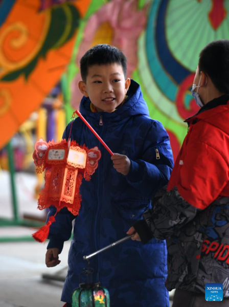 Children View Lanterns at Lantern Making Center in Hebei