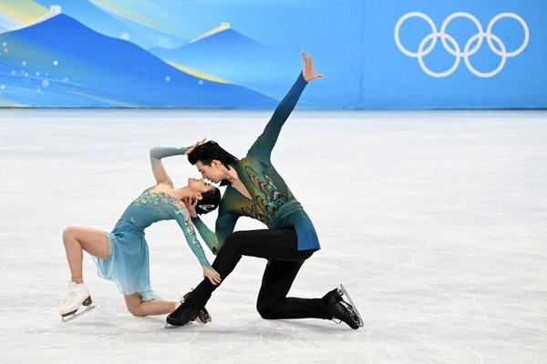 Chinese Ice Dancers Make History at Beijing 2022