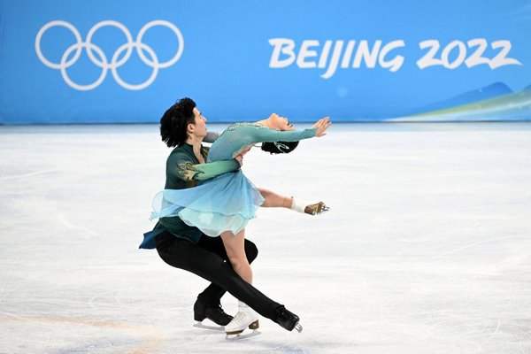 Chinese Ice Dancers Make History at Beijing 2022