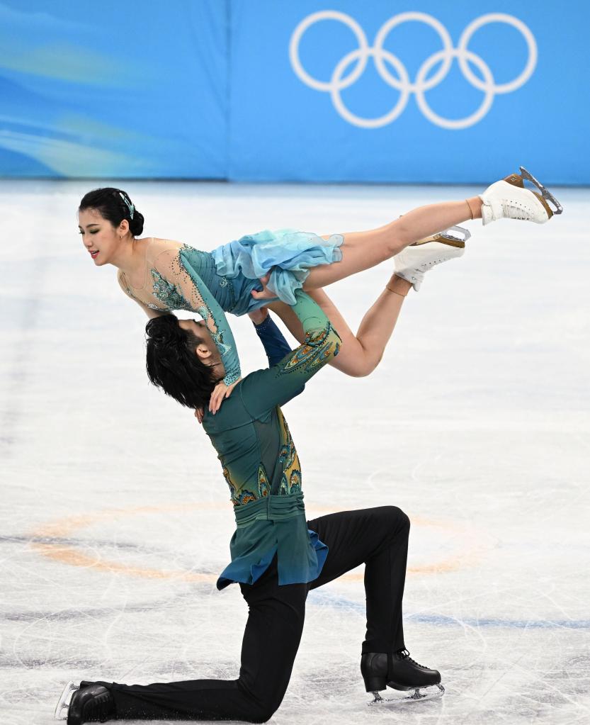 Chinese Ice Dancers Make History at Beijing 2022