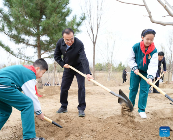 Xi Focus: Xi Plants Trees for 10th Year as Top Leader