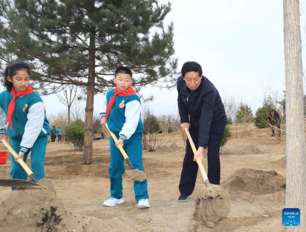 Xi Focus: Xi Plants Trees for 10th Year as Top Leader