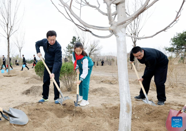 Xi Focus: Xi Plants Trees for 10th Year as Top Leader