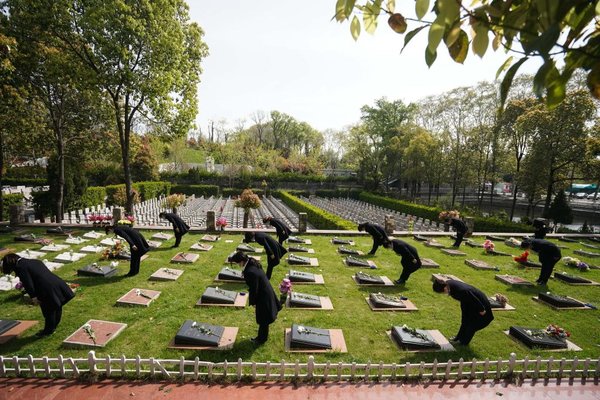 People Pay Tribute to Deceased on Tomb-Sweeping Day Across China