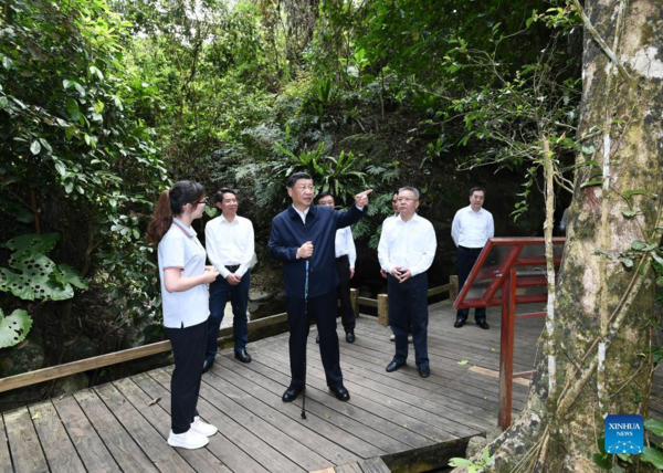 Xi Inspects Wuzhishan in Hainan