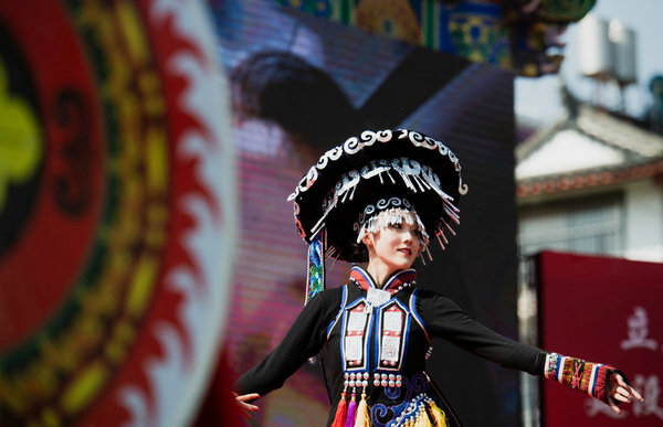 Ethnic People Dance to Celebrate Festival in SW China