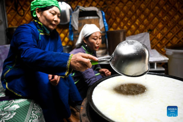 Pic Story: National Intangible Inheritor of Chagaanyidee in Inner Mongolia