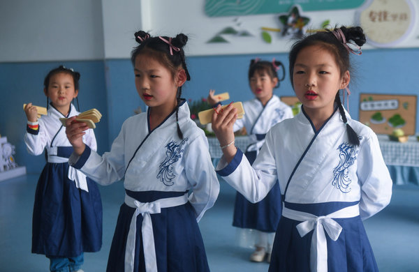 School in Hangzhou Greets International Tea Day
