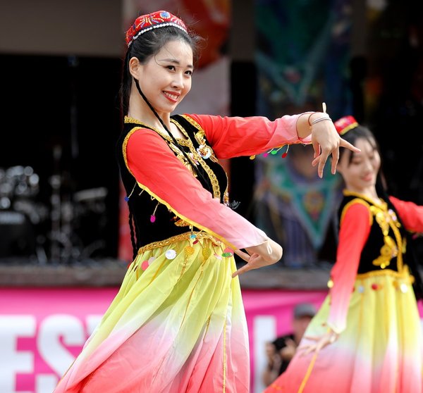 Chinese Performance Dazzles at Edinburgh Festival Carnival