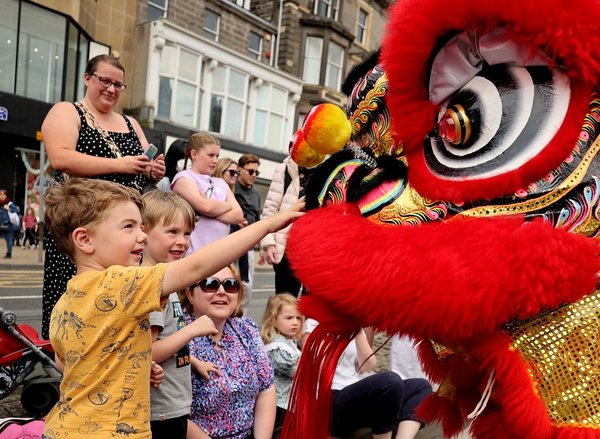 Chinese Performance Dazzles at Edinburgh Festival Carnival
