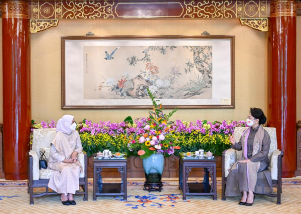 Peng Liyuan Meets with Indonesian First Lady