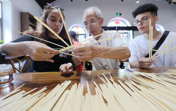 Traditional Chinese Culture Dazzles Overseas Students