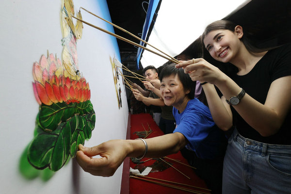 Traditional Chinese Culture Dazzles Overseas Students