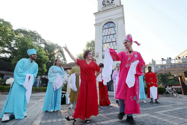 Traditional Chinese Culture Dazzles Overseas Students