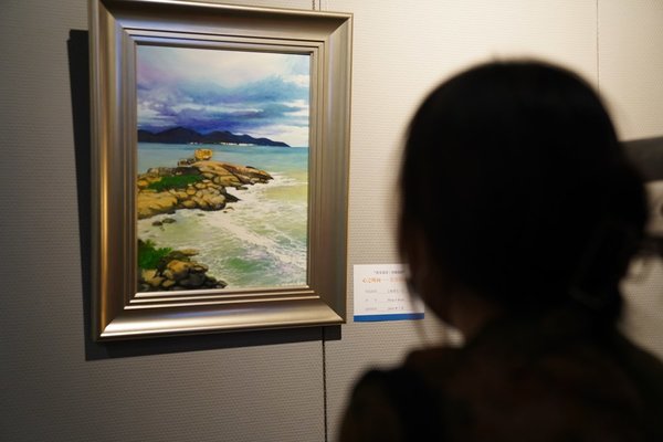 Paralyzed Chinese Artist Experiences World Through Paint