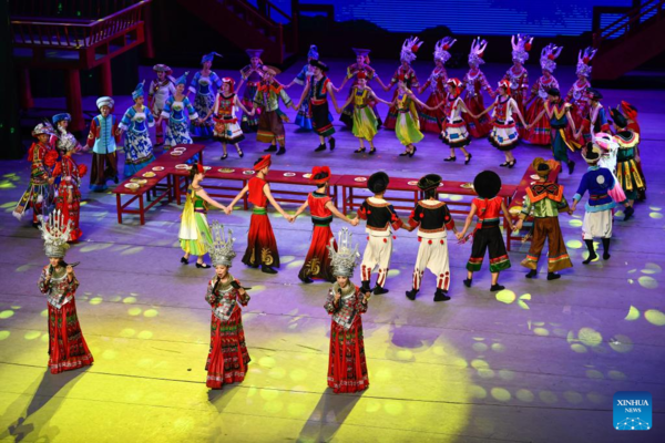 Performance of Show 'Colorful Guizhou Style' Resumes in SW China