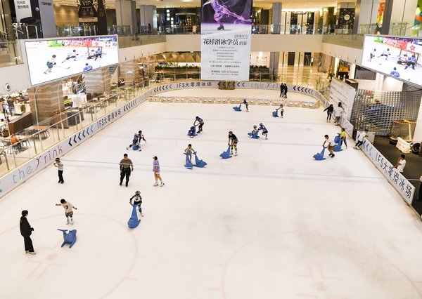 Ice Rinks Cool Down Chinese Fans in Roasting Summer