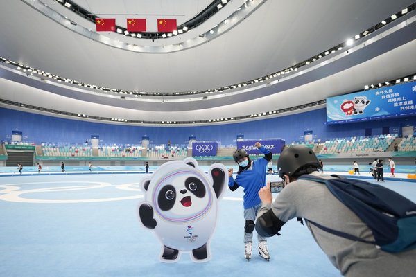 Ice Rinks Cool Down Chinese Fans in Roasting Summer