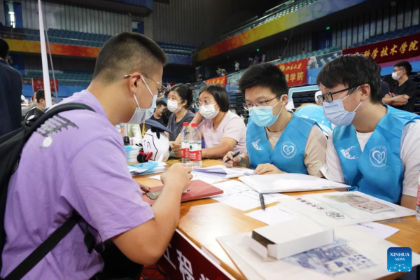 Freshmen Come to Register at Peking University