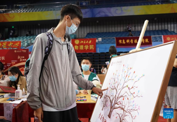 Freshmen Come to Register at Peking University