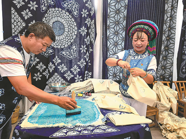 Ethnic Specialty Handicrafts Bring Villages Prosperity