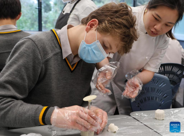 Students Make Moon Cakes to Celebrate Upcoming Mid-Autumn Festival in Wellington